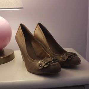 Nine West nude buckle wedges